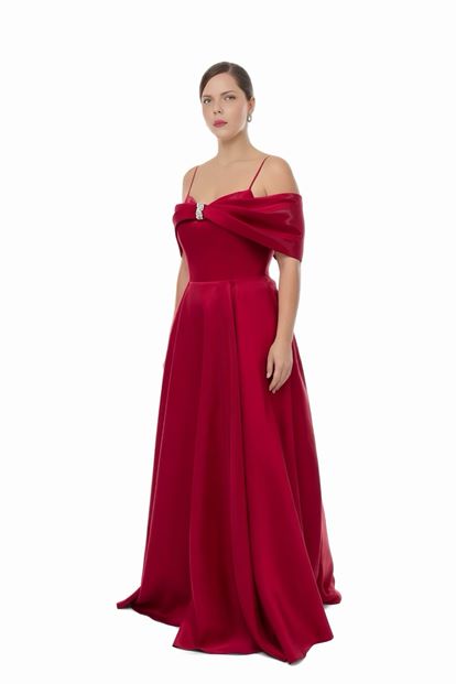 فستان سهرة من الساتان بمقاسات كبيرة مزين ببروش أحمر